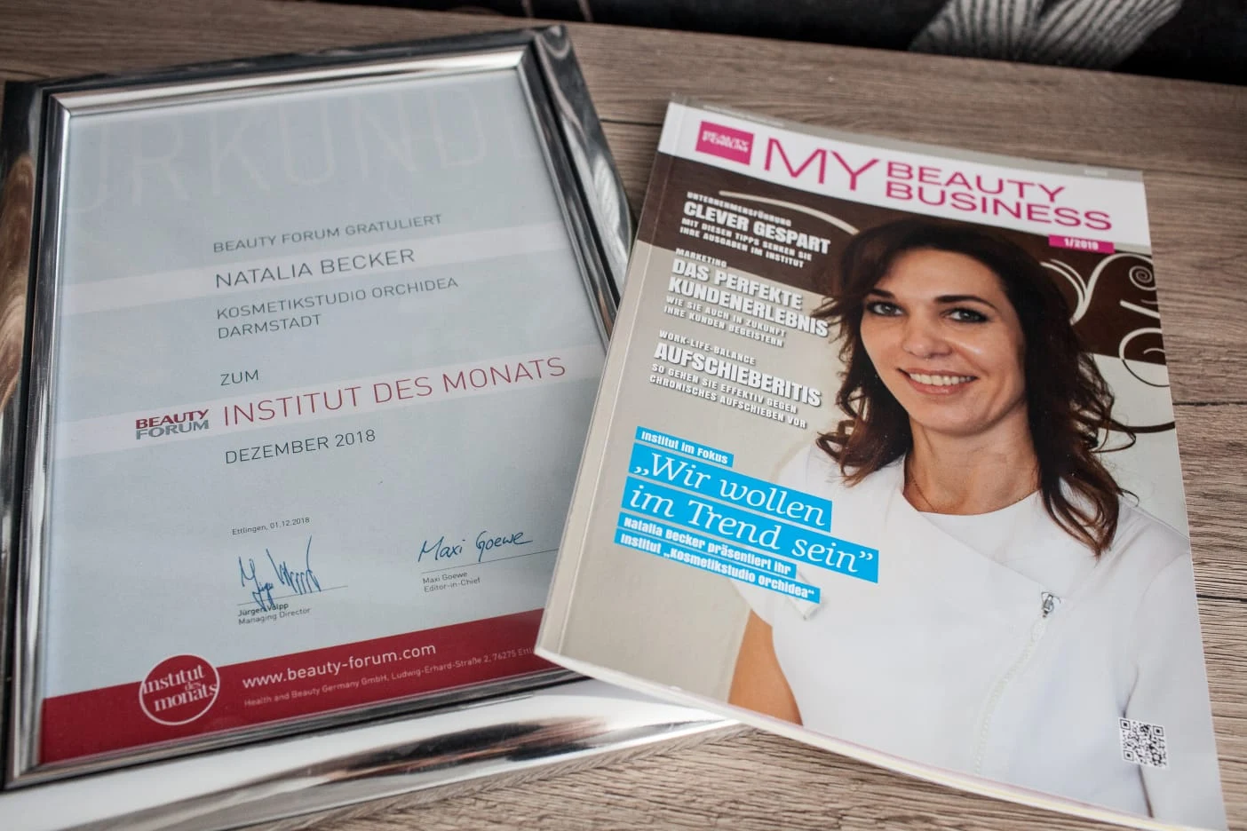 BEAUTY FORUM Magazin mit Natalia Becker neben der Urkunde zum Institut des Monats Dezember 2018