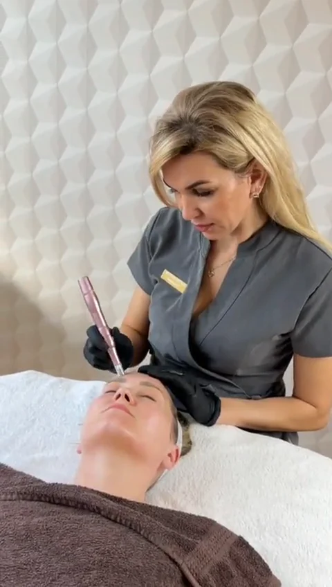 Natalia führt den Microneedling-Pen über die Gesichtshaut einer Kundin.
